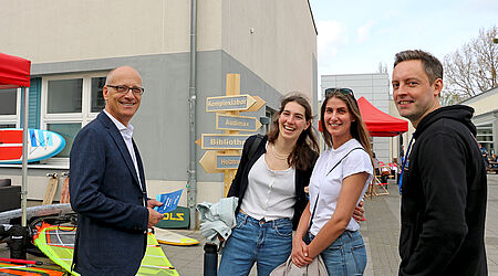 Prof. Auerbach im Gespräch mit studierenden und Mitarbeiter Benjamin Clausius